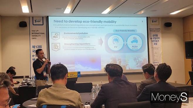 정창호 현대차·기아 기술연구소 배터리성능개발실장이 8일 제주신화월드 한라룸에서 열린 '글로벌 e모빌리티 네트워크 포럼'에서 '현대차 배터리·전기차 개발 및 안전 전략'을 주제로 발표했다. /사진=김창성 기자