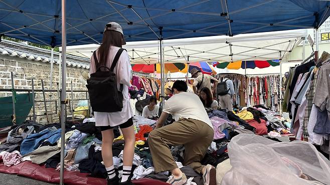 서울 종로구 ‘동묘 벼룩시장’을 찾은 시민이 옷을 고르고 있다. 박연수 기자