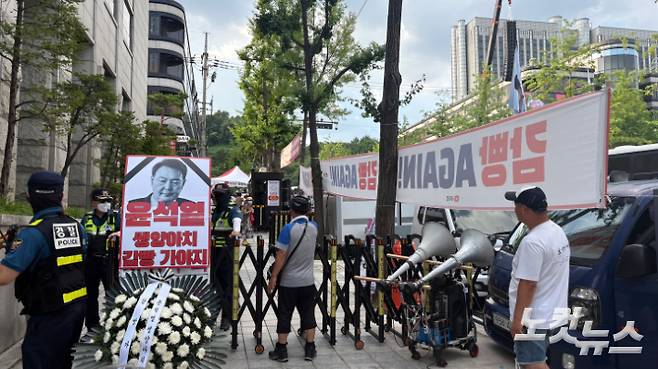 9일 오후 6시쯤 서울 서초구 서울중앙지법 근처에서 열린 윤석열 전 대통령 지지 집회 반대편에서 윤 전 대통령 구속 찬성 집회도 이어지고 있다. 김수정 기자