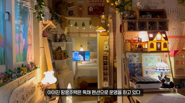 채널 주인장인 아내가 지브리 애니메이션 분위기로 꾸민 숙소 내부 모습. 유튜브 채널 ‘작은집 순이’ 영상 캡처