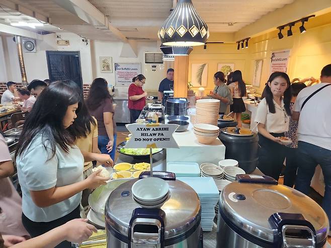 필리핀 다바오 토레스시에 위치한 뷔페52에 손님들로 북적이고 있다. 뷔페52 제공