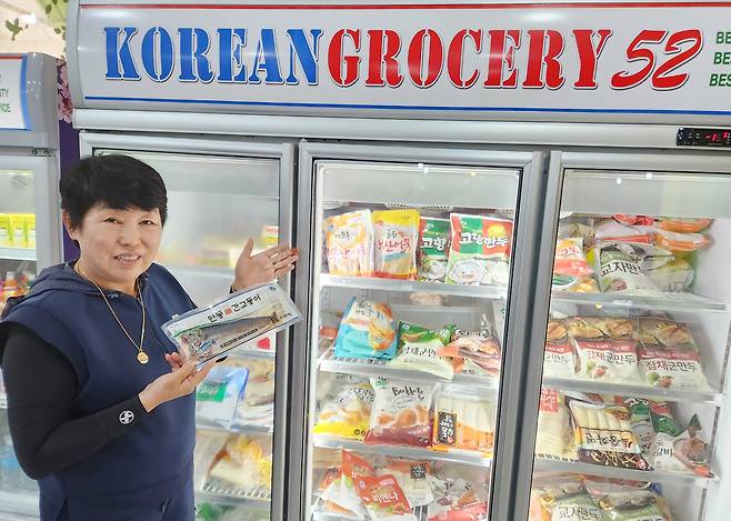 박명선 대표가 안동 간고등어를 들고 식료품 잡화점을 소개하고 있다. 뷔페52 제공