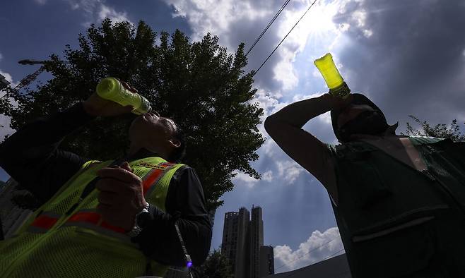연일 폭염이 지속되는 가운데 9일 서울 시내의 한 건설현장 노동자가 더위를 식히기 위해 이온음료를 마시고 있다. 뉴시스