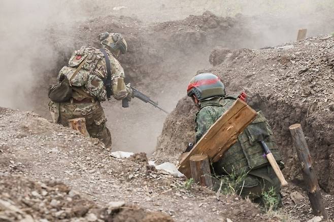 28일(현지시간) 러시아 남부군 장병들이 군사 훈련장에서 전투 훈련을 받고 있다. 2025.6.28 루한스크 TASS 연합뉴스