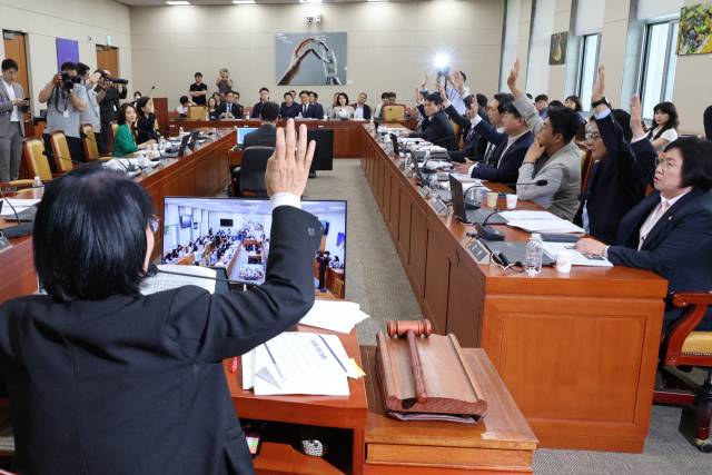 7일 국회 과학기술정보방송통신위원회 전체회의에서 여당 의원들이 공영방송 지배구조 개편을 골자로 하는 ‘방송3법’에 대해 찬성 표결하고 있다. 연합뉴스