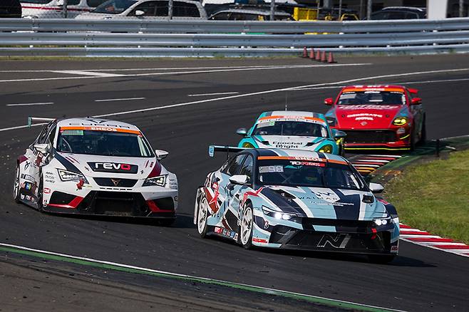 현대 엘란트라 N TCR의 스티어링 휠을 쥔 이정우. 사진: 와이마라마 레이싱