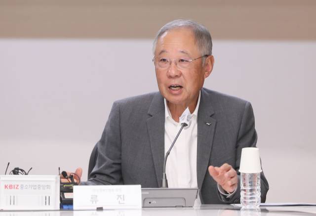 류진 한국경제인협회 회장이 7일 서울 여의도 중소기업중앙회관에서 열린 ‘한경협·중기중앙회 민생 살리기 업무협약식’에서 인사말을 하고 있다. 사진 제공=한경협