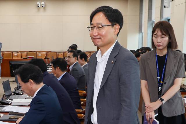 임광현 국세청장 후보자가 9일 오전 서울 여의도 국회에서 열린 제427회국회(임시회) 기획재정위원회 제1차 전체회의에서 이석하고 있다. 2025.7.9/뉴스1