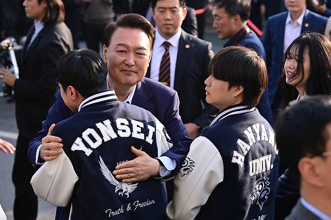4월11일 윤석열씨가 서울 용산구 한남동 관저를 떠나며 20대 지지자들과 인사했다. ⓒ공동취재
