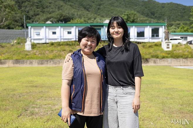 6월23일 김경림 신월리 사무장(왼쪽)과 이지연 신월리 청년회장(동물해방물결 대표)이 신월분교 앞에 나란히 섰다. 폐교가 된 학교는 복합문화공간으로 리모델링 중이다. ⓒ시사IN 박미소