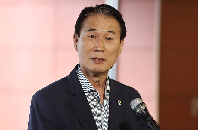 권오을 국가보훈부 장관 후보자가 6월25일 청문회 준비 사무실이 마련된 서울스퀘어로 출근하며 지명 소감을 밝히고 있다. ⓒ연합뉴스