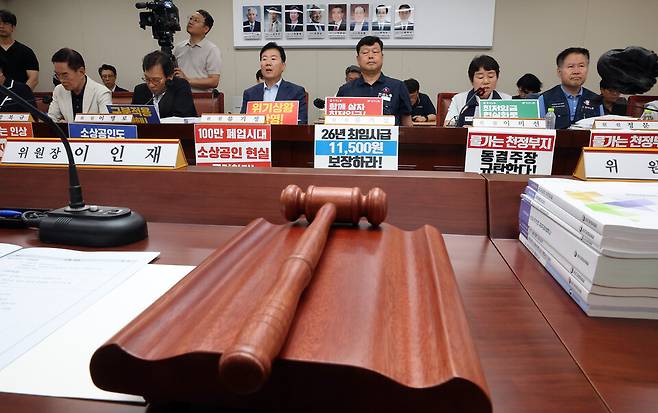 8일 정부세종청사에서 열린 최저임금위원회 제10차 전원회의에서 사용자위원과 근로자위원이 나란히 앉아 발언하고 있다. ⓒ연합뉴스