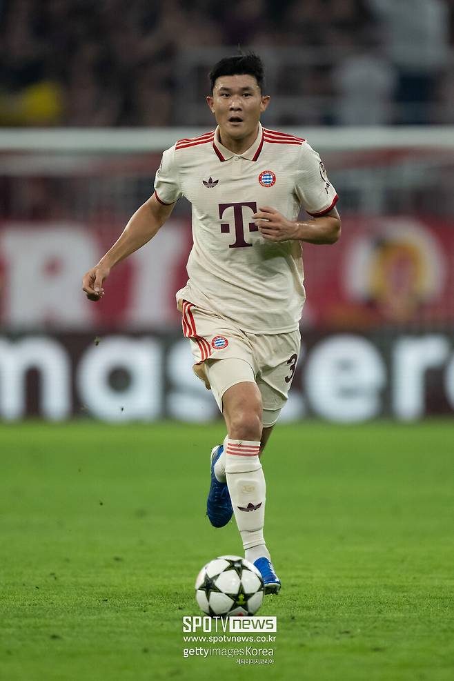 ▲ 물론 2년 내내 전반기부터 혹사를 당할 만큼 절대적인 신뢰를 받으며 경기를 뛰긴 했으나 로테이션이 없었던 게 오히려 발목을 잡는 요인이 됐다.몸상태에 빨간불이 들어왔다. 아킬레스건만 문제있는 게 아니다. 빌트에 따르면 김민재는 아킬레스건 문제 외에도 현재 왼쪽 발에 생긴 결절종으로 고생하고 있다.