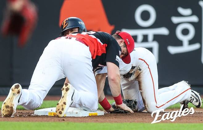 ▲ 8일 대전 KIA전에서 1회 약속된 플레이를 성공시키며 더그아웃 분위기를 살린 이원석 ⓒ한화이글스