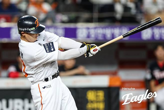 ▲ 4회 추격의 2타점 적시타를 친 이진영 ⓒ한화이글스