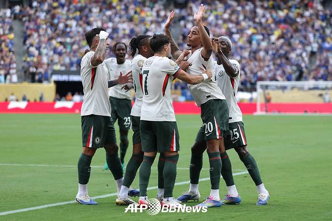 첼시 선수들이 9일(한국시간) 미국 뉴저지주 이스트 러더퍼드의 메트라이프 스타디움에서 열린 2025 국제축구연맹(FIFA) 클럽 월드컵 준결승 플루미넨시전에서 주앙 페드루(오른쪽 두 번째)의 선제골 이후 기뻐하고 있다. /AFPBBNews=뉴스1