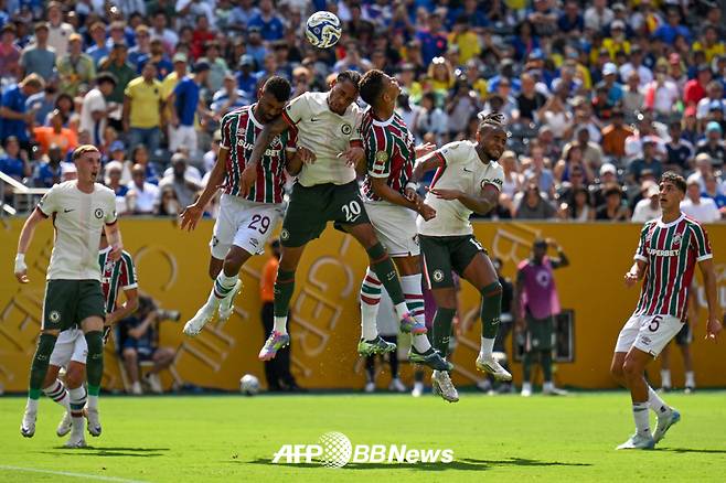 9일(한국시간) 미국 뉴저지주 이스트 러더퍼드의 메트라이프 스타디움에서 열린 2025 국제축구연맹(FIFA) 클럽 월드컵 준결승 첼시와 플루미넨시전에서 치열한 공중볼 경합을 펼치고 있는 선수들. /AFPBBNews=뉴스1