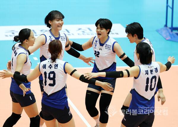 현대건설 선수들이 공격을 성공시키고 기뻐하는 모습.