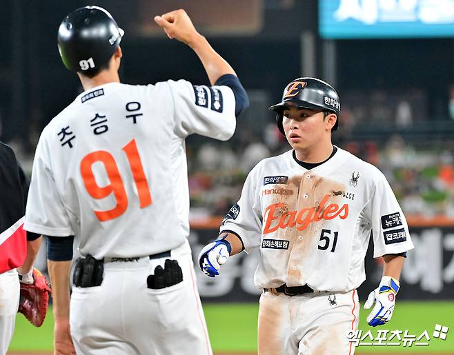 8일 오후 대전 한화생명 볼파크에서 열린 '2025 신한 SOL Bank KBO리그' KIA 타이거즈와 한화 이글스의 경기, 5회말 2사 1,3루 한화 문현빈이 1타점 적시타를 날리고 있다. 대전, 김한준 기자