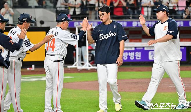 8일 오후 대전 한화생명 볼파크에서 열린 '2025 신한 SOL Bank KBO리그' KIA 타이거즈와 한화 이글스의 경기, 9회초 한화가 16안타를 몰아치며 KIA에 14:8로 승리했다. 이날 경기에서 승리한 한화 김경문 감독이 선수들과 하이파이브를 하고 있다. 대전, 김한준 기자