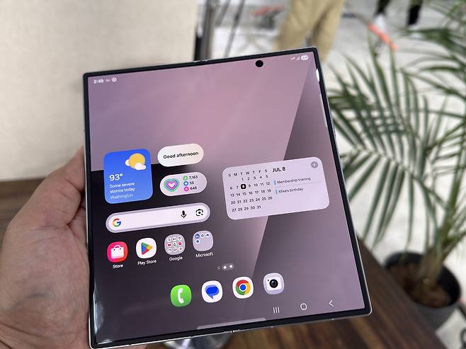 삼성 갤럭시 Z폴드7 펼친 화면 (뉴욕=연합뉴스) 이지헌 특파원 = 삼성전자는 9일(현지시간) 뉴욕 브루클린 두갈 그린하우스에서 열린 신제품 공개 행사 '갤럭시 언팩 2025'에서 신형 폴더블 스마트폰 갤럭시 Z 폴드7 및 플립7를 전 세계에 소개했다. 사진은 폴드7를 펼친 모습. 2025.7.9 pan@yna.co.kr