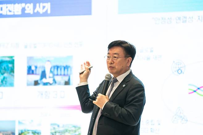 윤원석 인천경제자유구역청장이 10일 제494회 인천경영포럼 조찬강연회에서 멈추지 않는 혁신 IFEZ와 인천의 비전을 주제로 특강을 하고 있다. <인천경영포럼 제공>