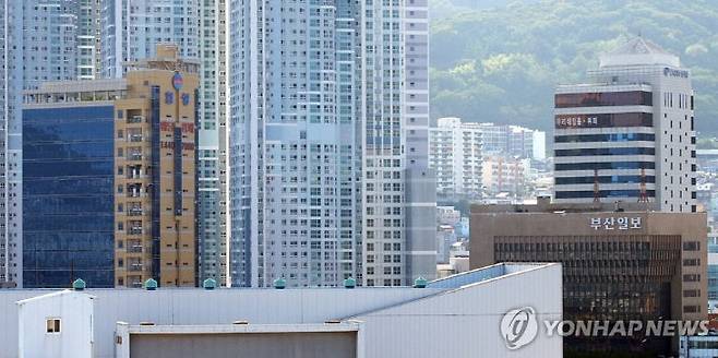 연합뉴스/ 해양수산부는 10일 이전 청사로 부산시 동구에 있는 IM빌딩과 협성타워 두 곳을 임차해 사용하기로 결정했다고 밝혔다.사진은 해양수산부가 임차하기로 한 오른쪽의 IM빌딩(부산일보 뒤 흰색 건물)과 왼쪽의 협성타워(노란색 건물).
