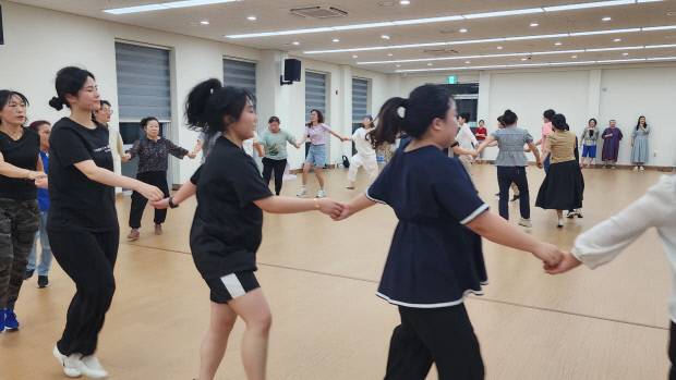 지난 2024년 9월10일 영암 삼호지역에서 주민들이 강강술래 연습을 하고 있다. 이윤선 촬영