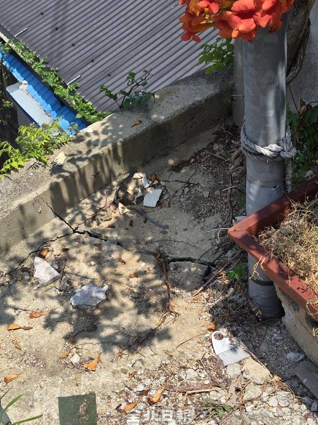 전봇대 주변 바닥이 갈라져 붕괴 우려가 나오고 있다. 김경수기자
