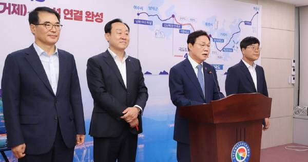 박완수 경남도지사가 10일 경남도청 프레스센터에서 5개 도시를 잇는 총 연장 152㎞ 해상국도 사업 청사진을 발표하고 있다. / 경남도