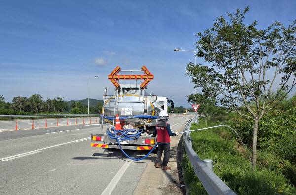 7일, 경북 의성군이 비안면에서 다인면으로 이어지는 국도 28호선변 이팝나무 가로수에 관수작업을 실시하고 있다. 의성군