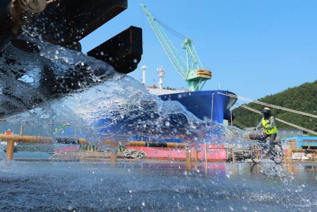 거제 삼성중공업 조선소에서 작업장 온도를 낮추기 위해 살수차로 물을 뿌리고 있다./삼성중공업/