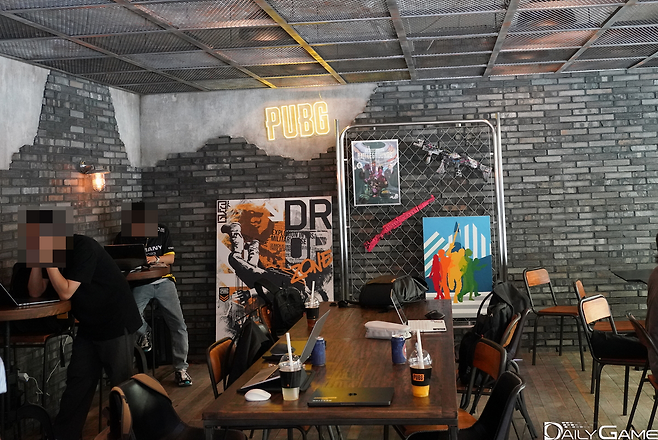 카페는 전투의 요소들을 곳곳에 배치했다.