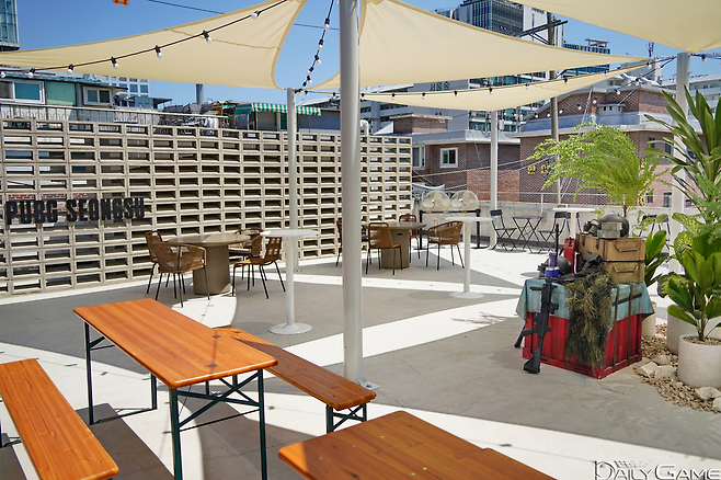 옥외 루프탑 역시 게임의 느낌을 살렸다.