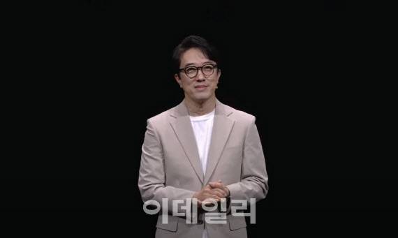 최원준 삼성전자 MX사업부 개발실장 사장이 9일(현지시간) 미국 뉴욕 브루클린 듀갈 그린하우스에서 열린 ‘갤럭시 언팩 2025’ 행사에서 신제품 ‘갤럭시 Z 폴드7’ 관련 기조연설을 하고 있다.(사진=삼성전자 유튜브 캡처)