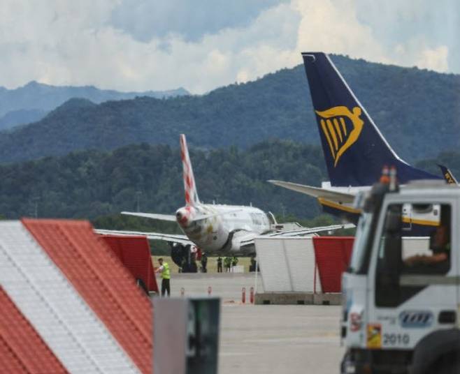이탈리아 남성이 이탈리아 북부 밀라노 베르가모 공항에서 이륙 준비 중이던 비행기 엔진에 몸을 던져 사망했다. 사진은 지난 8일(현지시각) 해당 사건으로 운행이 중단된 베르가모 공항의 모습. (사진=로이터)