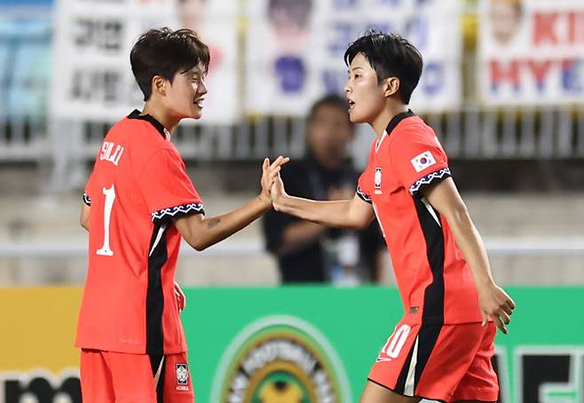 9일 수원월드컵경기장에서 열린 2025 동아시아축구연맹(EAFF) E-1 챔피언십(동아시안컵) 여자부 대한민국 대 중국 경기. 한국 지소연이 동점골을 넣은 후 동료들과 함께 기뻐하고 있다. 사진=연합뉴스