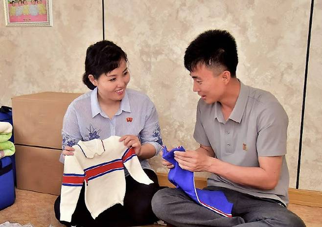 북한서 태어난 첫 다섯쌍둥이 부모 손충효씨(32)와 박경심씨(28). (사진=연합뉴스)