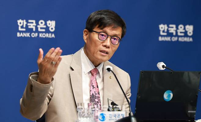 이창용 한은 총재가 10일 서울 중구 한은 별관에서 열린 통화정책방향 기자간담회에서 질문에 답하고 있다. (사진= 한국은행)