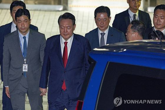 윤석열 전 대통령이 9일 서울 서초구 서울중앙지법에서 열린 구속 전 피의자 심문이 끝난 뒤 법원을 떠나고 있다. 〈사진=사진공동취재단·연합뉴스〉