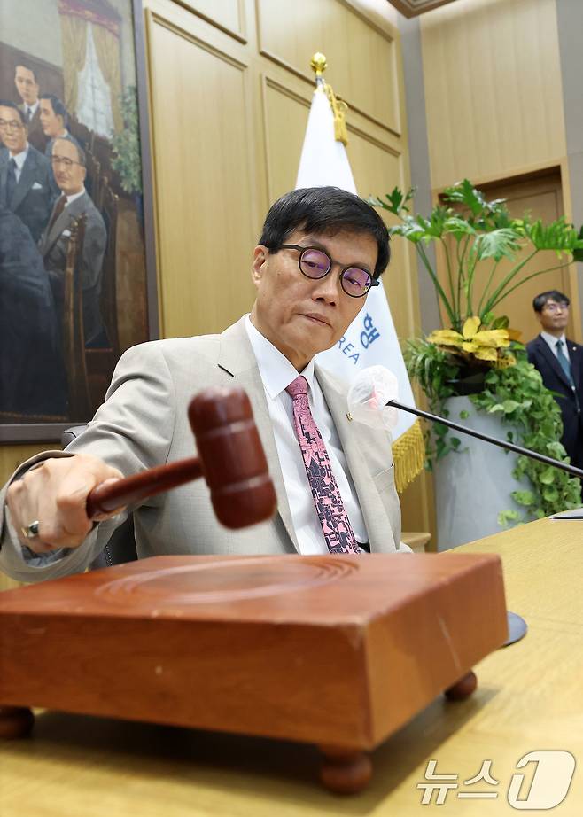 이창용 한국은행 총재가 10일 오전 서울 중구 한국은행에서 열린 금융통화위원회 본회의에서 의사봉을 두드리고 있다. 2025.7.10/뉴스1 ⓒ News1 사진공동취재단