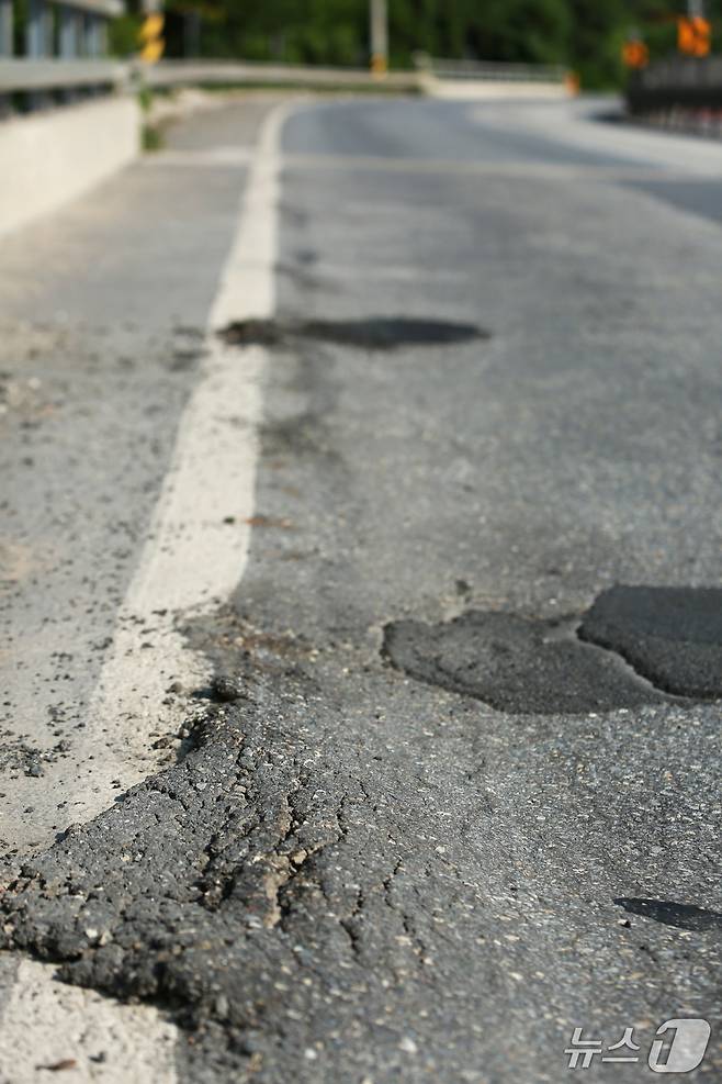 제천~단양 구간 도로에서 아스팔트가 아이스크림이 녹은 것처럼 밀려있다. 2025.7.10/뉴스ⓒ N1 ews1 손도언 기자