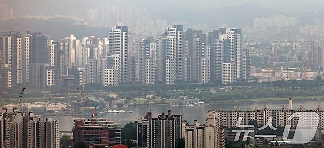 서울 남산에서 바라본 아파트 단지. 2025.7.7/뉴스1 ⓒ News1 이승배 기자