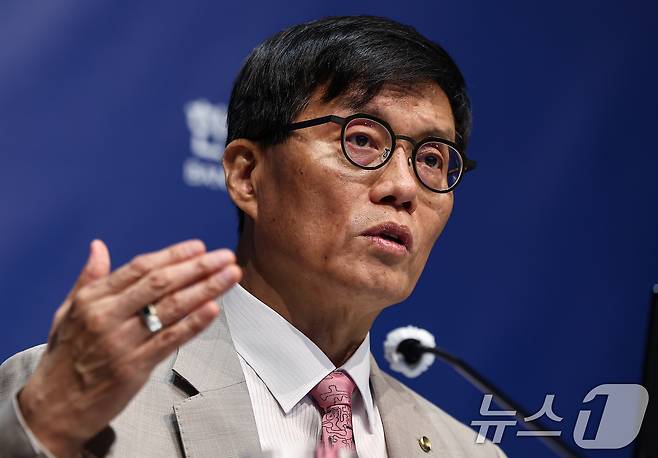 이창용 한국은행 총재가 10일 금융통화위원회 기자 간담회에서 질문에 답하고 있다. /뉴스1 ⓒ News1 김도우 기자