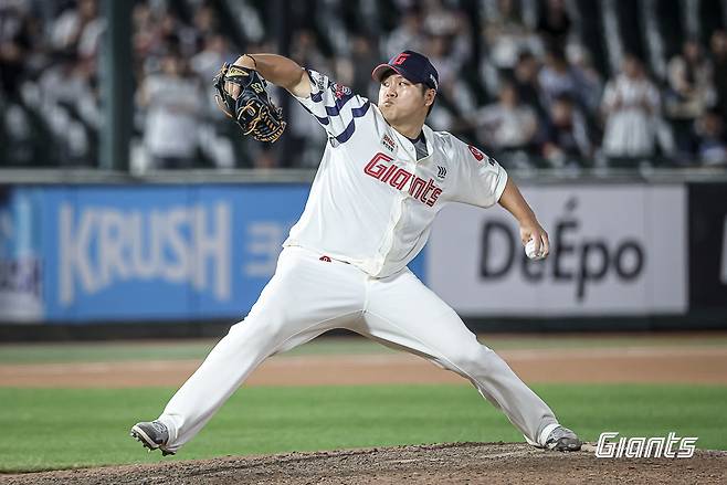 롯데 자이언츠 투수 심재민은 9일 열린 두산 베어스와 KBO리그 부산 경기에서 1⅔이닝 무실점 호투를 펼쳐 팀 승리를 이끌었다. (롯데 자이언츠 제공)