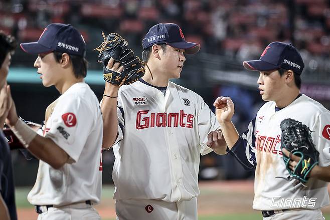 롯데 자이언츠 투수 심재민은 9일 열린 두산 베어스와 KBO리그 부산 경기에서 1⅔이닝 무실점 호투를 펼쳐 팀 승리를 이끌었다. (롯데 자이언츠 제공)