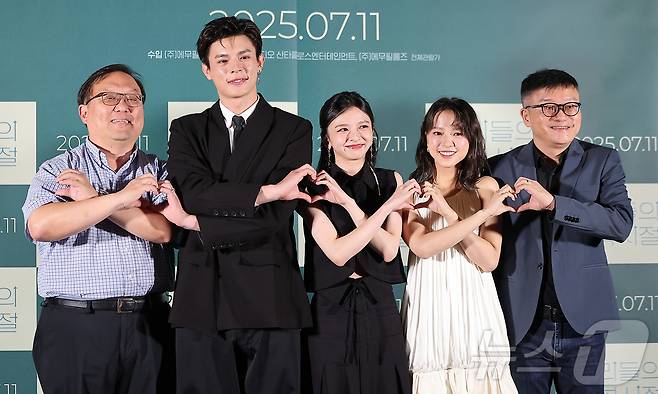 당재양 프로듀서(왼쪽부터), 대만 배우 구이태, 진연비, 항첩여, 촹칭션 감독이 10일 오후 서울 용산구 CGV용산아이파크몰에서 열린 영화 ‘우리들의 교복시절’ 언론시사회에 참석해 포즈를 취하고 있다. '우리들의 교복시절'은 대만 명문고 야간반에 입학한 '아이'와 같은 책상을 쓰는 주간반 엘리트 '민'이 절친이 되지만, 제일고 인기남 '루커'를 동시에 좋아하며 삼각관계가 되는 이야기로 오는 11일 개봉한다. 2025.7.10/뉴스1 ⓒ News1 김진환 기자