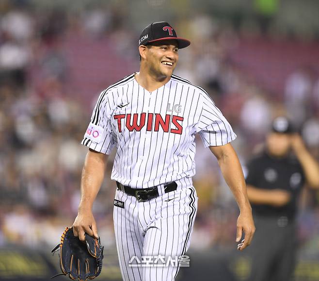 LG 선발투수 치리노스가 12일 서울 잠실구장에서 열린 2025 KBO리그 SSG와 경기 6회 교체되어 더그아웃으로 들어오고 있다. 잠실 | 최승섭기자 thunder@sportsseoul.com