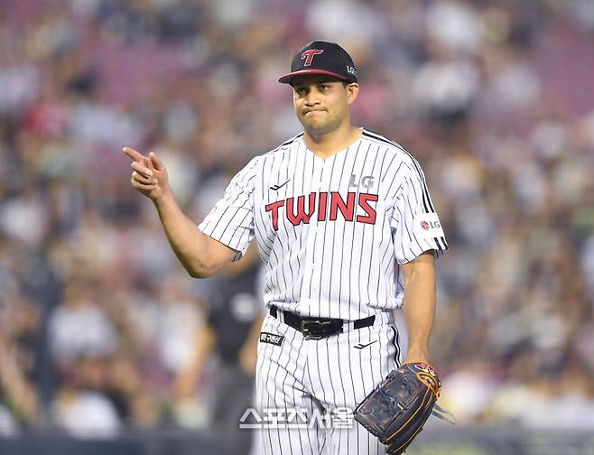 LG 선발투수 치리노스가 12일 서울 잠실구장에서 열린 2025 KBO리그 SSG와 경기 4회초 2사1,2루 상대 에레디아를 내야땅볼로 처리한 후 더그아웃으로 들어오고 있다. 잠실 | 최승섭기자 thunder@sportsseoul.com