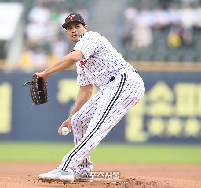 LG 선발투수 치리노스가 12일 서울 잠실구장에서 열린 2025 KBO리그 SSG와 경기에서 역투하고 있다. 잠실 | 최승섭기자 thunder@sportsseoul.com